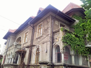 Vedere din București. Casă pe Pache Protopopescu. De vânzare (încă în picioare). Foto cu telefonul: Călin Hera