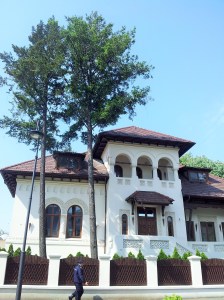 Vedere din București. O casă frumoasă, acum sediu al ambasadei Emiratelor Arabe Unite. Foto cu telefonul: Călin Hera