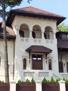 Vedere din București. O casă frumoasă, acum sediu al ambasadei Emiratelor Arabe Unite. Foto cu telefonul: Călin Hera