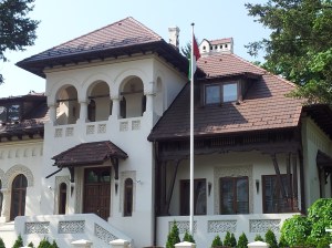 Vedere din București. O casă frumoasă, acum sediu al ambasadei Emiratelor Arabe Unite. Foto cu telefonul: Călin Hera