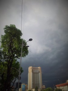 Vedere din București. Cer înfocat deasupra hotelului Intercontinental și a Teatrului Național. Foto cu telefonul: Călin Hera