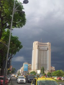 Vedere din București. Cer înfocat deasupra hotelului Intercontinental și bd Magheru. Foto cu telefonul: Călin Hera