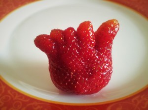 Căpșună cu cinci degete. Foto cu telefonul: Călin Hera