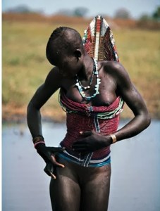 Femeie Dinka. Sursa: tenkey.net