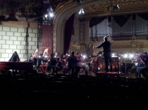 Vedere din București. Christian Badea la pupitru, repetiția finală Parsifal, Ateneul Român. Foto cu telefonul: Călin Hera