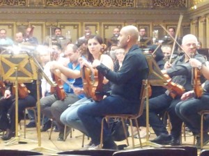 Vedere din București. Vioara a doua, repetiția finală Parsifal, Ateneul Român. Foto cu telefonul: Călin Hera