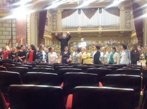 Vedere din București. Christian Badea la pupitru, corul adus între rânduri, pentru aplauze, repetiția finală Parsifal, Ateneul Român. Foto cu telefonul: Călin Hera