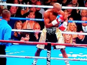 Vedere din Las Vegas. Steffi Graf, împreună cu Andre Agassi, în rândul al doilea de lângă ring. Sursa: Captură Pro TV