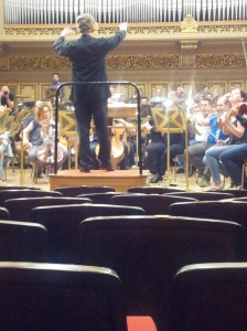 Vedere din București. Christian Badea dirijând Parsifal la Ateneul Român - repetiția deschisă presei, cu o seară înainte de premieră. Foto cu telefonul: Călin Hera