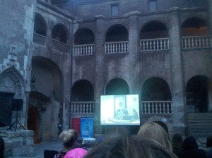 Vedere din Hunedoara. Curtea interioară a Castelului Corvinilor, plină pentru Ida, ultimul film din festival. Foto cu telefonul: Călin Hera