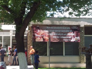 Vedere din Hunedoara. Reacție în versuri la ideea impozitării bacșișului - brutăria de lângă gară. Foto cu telefonul: Călin Hera