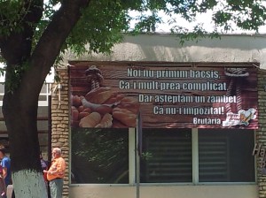 Vedere din Hunedoara. Reacție în versuri la ideea impozitării bacșișului - brutăria de lângă gară. Foto cu telefonul: Călin Hera