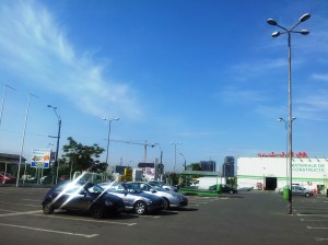 Vedere din București. Parcarea magazinului Mr. Bricolage, dis-de-dimineață. Foto cu telefonul: Călin Hera