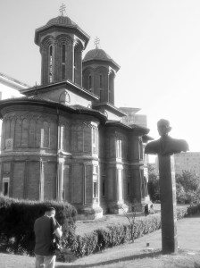 Vedere din București. Bustul lui Corneliu Coposu (autor Mihai Buculei), de lângă Biserica Krețulescu, fotografiat cu puțin timp înainte de apusul soarelui. Foto cu telefonul: Călin Hera