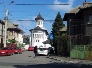 Vedere din Bucureşti. Biserica Sfântul Fanurie, zona Rond Baba Novac. Mai mult deât decentă. Foto cu telefonul: Călin Hera