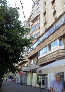 Vedere din București. Trotuar și bloc de locuințe comunist pe locul pe care se afla Biserica Sfânta Vineri. Foto cu telefonul: Călin Hera