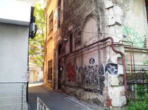 Vedere din Bucureşti. Boltă amptată a unui palat lăsat în părăginire, pe Lascăr Catargiu. Foto cu telefonul: Călin Hera