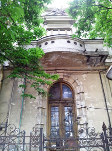 Vedere din Bucureşti. Palat părăginit pe Lascăr Catargiu 56. Solid, destinat parcă ruinării. Schema cunoscută. Foto cu telefonul: Călin Hera