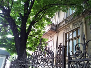 Vedere din Bucureşti. Palat părăginit pe Lascăr Catargiu 56. Solid, destinat parcă ruinării. Schema cunoscută. Foto cu telefonul: Călin Hera