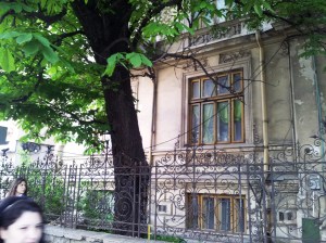 Vedere din Bucureşti. Palat părăginit pe Lascăr Catargiu 56. Solid, destinat parcă ruinării. Schema cunoscută. Foto cu telefonul: Călin Hera