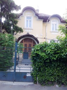 Vedere din Bucureşti. Casa cu uşă rotundă pe strada Paris 23. Foto cu telefonul: Călin Hera
