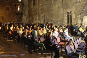 Vedere din Hunedoara. Spectatorii din curtea Castelului Corvinilor, cu ochii pe filmul De ce eu?, adus de Festivalul Filmului European. Sursa: castelulcorvinilor.ro
