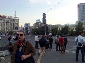 Vedere din Bucureşti. Cerşetor în Piaţa Victoriei. Foto cu telefonul: Călin Hera