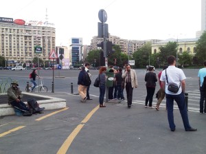 Vedere din Bucureşti. Cerşetor în Piaţa Victoriei. Foto cu telefonul: Călin Hera