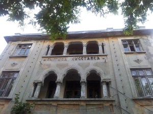 Vedere din București. Pe strada Mătăsari 23 se află încă frumoasa clădire a unui simbol cultural românesc: Editura Cugetarea. Foto cu telefonul: Călin Hera