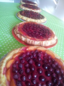 Un metru de tarte de zmeură și vișine. Foto cu telefonul: Călin Hera