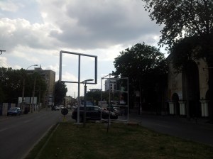 Vedere din București. Panou publicitar instalat în locul copacului proaspăt tăiat din fața UEFS. Foto cu telefonul: Călin Hera