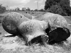 Trovanți care fac și umbră. Foto cu telefonul: Călin Hera