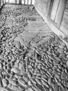 Pridvorul din piatră al bisericii din lemn din Grămești. Foto cu telefonul: Călin Hera