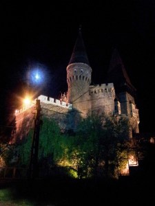 Vedere din Hunedoara. Castelul Corvinilor văzut noaptea. Pe vremea când făceam popas la poalele lui, la mijlocul turelor de jogging, nu era luminat. Dar lună plină am prins. Foto cu telefonul: Călin Hera