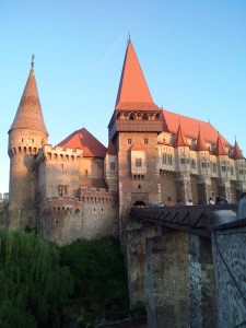 Vedere din Hunedoara. O parte din podul de peste râul Zlaști, care leagă Castelul Corvinilor de lumea reală. Foto cu telefonul: Călin Hera