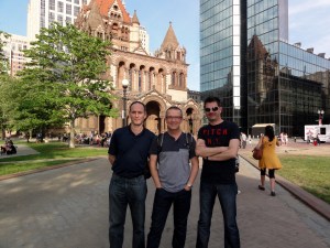 Vedere din Boston, cu Gelu, Dan și Tibi. Sau, după cum sună explicația foto originială: Athos, Portos și Aramis (sau viceversa), din Hunedoara la Boston. Sursa: bostondanieln.wordpress.com/