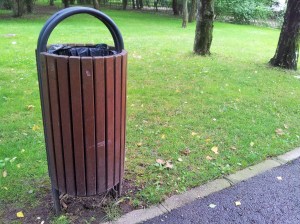 Vedere din București. Mobilier urban în Parcul IOR. Parc. Coș de gunoi.  Foto cu telefonul: Călin Hera