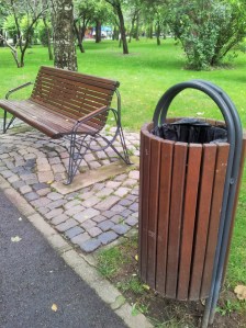 Vedere din București. Mobilier urban în Parcul IOR. Parc. Bancă.  Coș de gunoi. Foto cu telefonul: Călin Hera