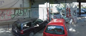 Vedere din București. În urmă cu un an, mașinuța Google fotografia peretele pe care nu era încă zâmbetul unic. Sursa: Google Street View
