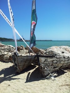 Bărci vechi, pe plaja Balcic. Foto cu telefonul: Călin Hera