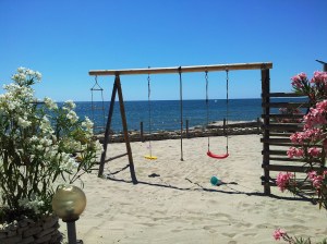 Loc de joacă pe plajă, la Balcic. Foto cu telefonul: Călin Hera