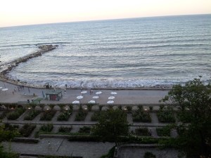 Balcic. Vedere panoramică a plajei de la poalele Castelului Reginei Maria. Foto cu telefonul: Călin Hera