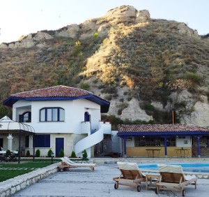 Faleza Balcic. Vilă Tanino, cochetă, la poale de stânci albe. Foto cu telefonul: Călin Hera