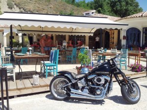 Motocicletă lângă o terasă de pe Faleza Balcic. Foto cu telefonul: Călin Hera