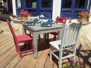 Măsuță pregătită pentru clienți, la o terasă de pe faleza Balcic. Foto cu telefonul: Călin Hera