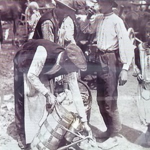 Bragagiu. Fotografie de epocă găsită în vitrina prăvăliei cu bragă din Craiova. Foto cu telefonul: Călin Hera