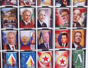 Vedere din Balcic. Altă tarabă cu căni pe care au fost imprimate portretele a tot felul de președinți (Putin, Jivkov, Ceaușescu, Băsescu, Iohannis) și steme. Foto cu telefonul: Călin Hera