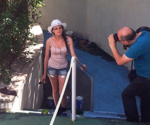 Vedere din București. Ședință foto cu Eva Radu, cea care a adus o cascadă pe strada Xenofon. Foto cu telefonul: Călin Hera