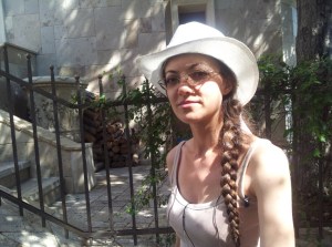 Vedere din București. Eva Radu, cea care a adus o cascadă pe strada Xenofon. Foto cu telefonul: Călin Hera