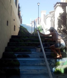 Vedere din București. Cascada de pe strada Xenofon, la care lucrează Eva Radu. Foto cu telefonul: Călin Hera